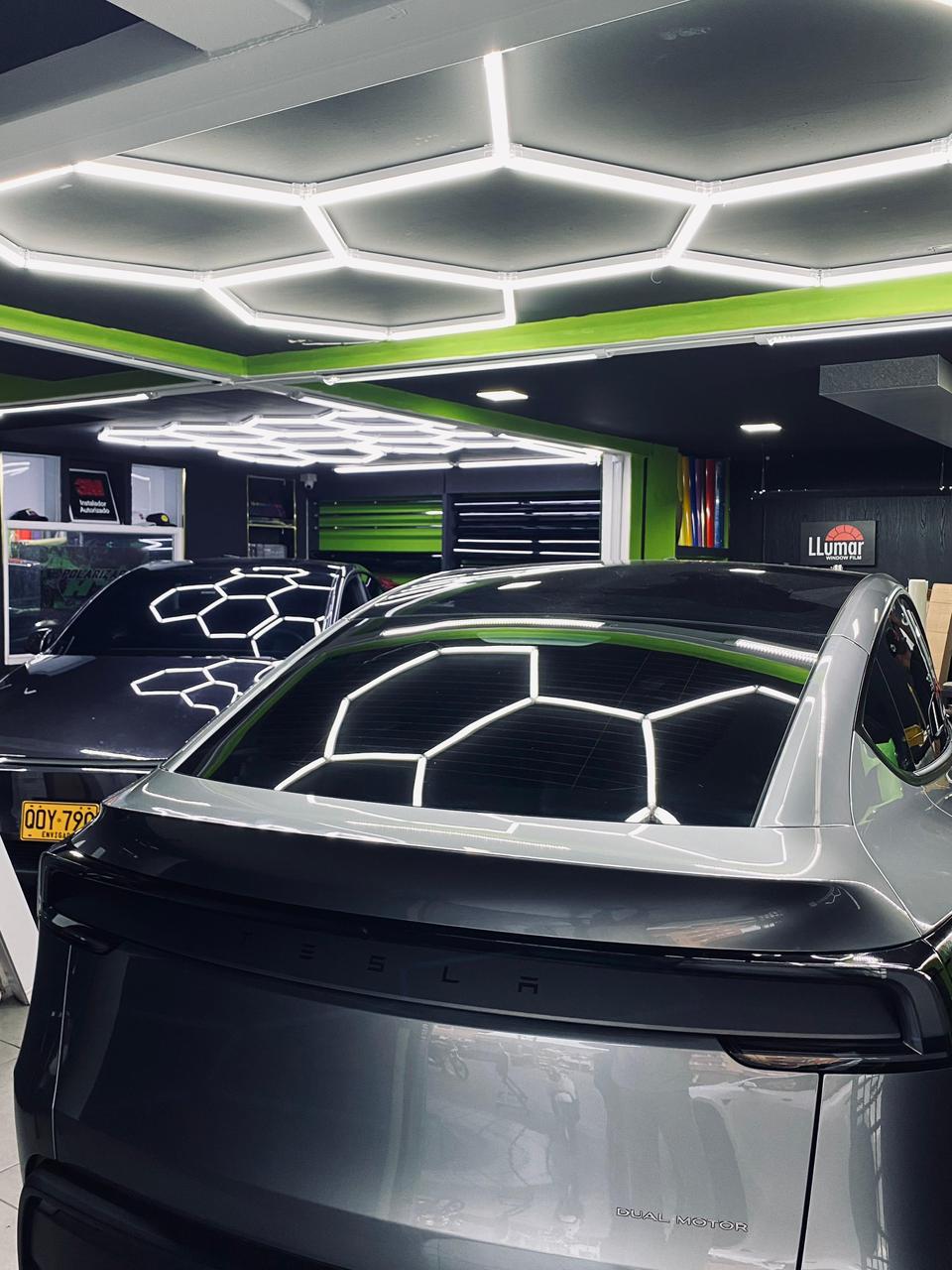 Tesla Model Y con polarizado premium